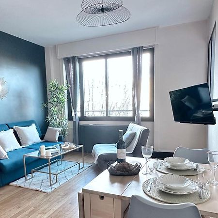 Stylish Apartment With A Balcony In Париж Екстер'єр фото